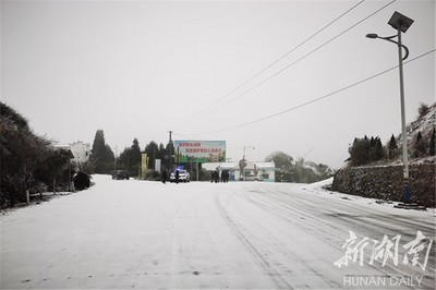 桂东:多部门联动 除冰雪保畅通