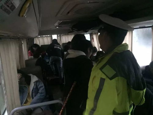 寒冷的夜色中,又现感人一幕