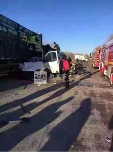 齐齐哈尔龙江县境内客车追尾货车 致6死7伤